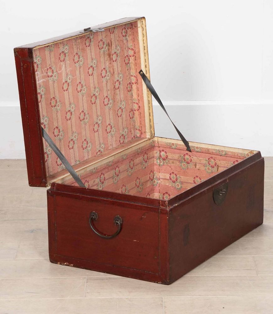 19th Century Red Lacquered Trunk DA2038639