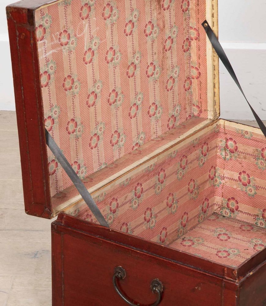 19th Century Red Lacquered Trunk DA2038639