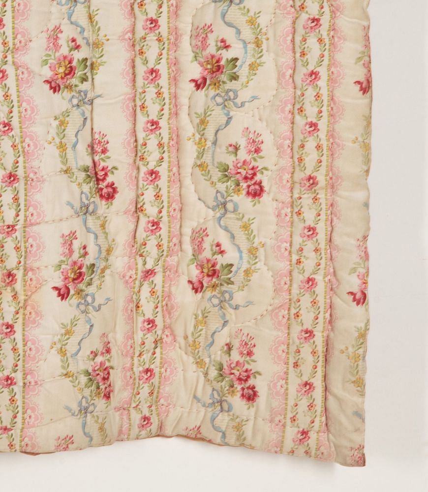 Large 20th Century English Floral Quilt RT1341895