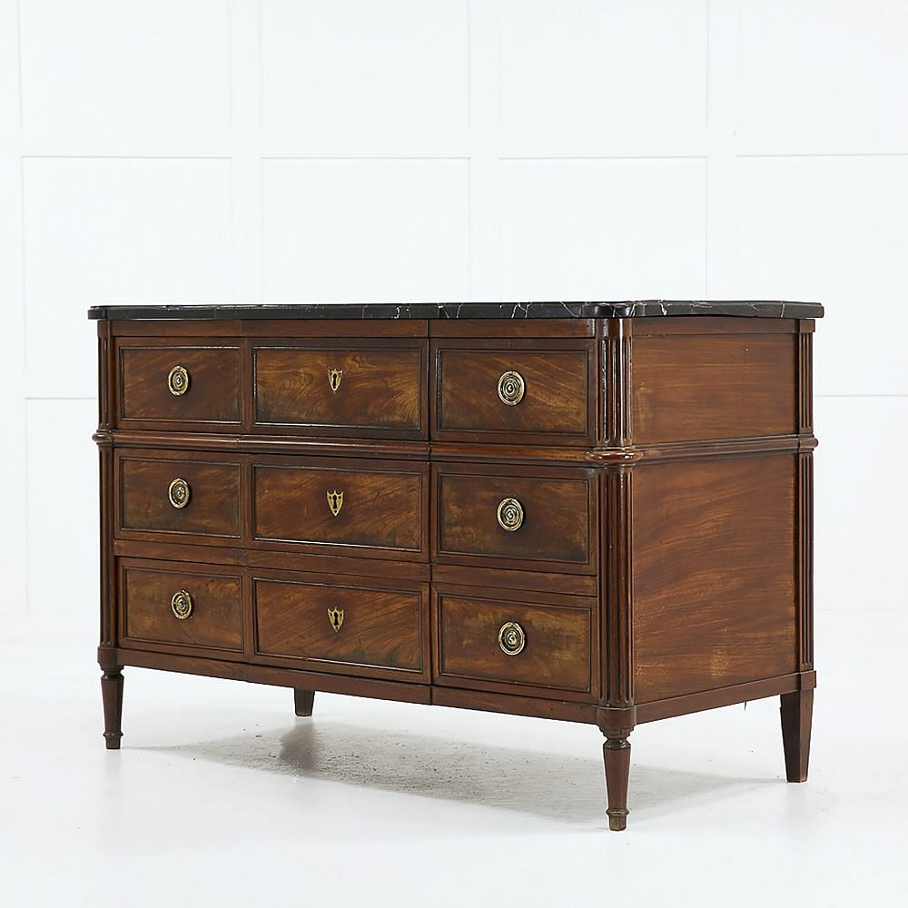 Early 19th Century French Mahogany Commode CC068918