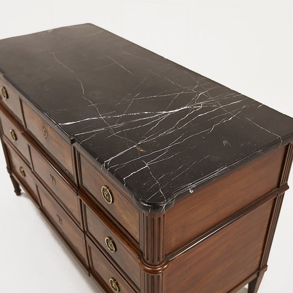 Early 19th Century French Mahogany Commode CC068918