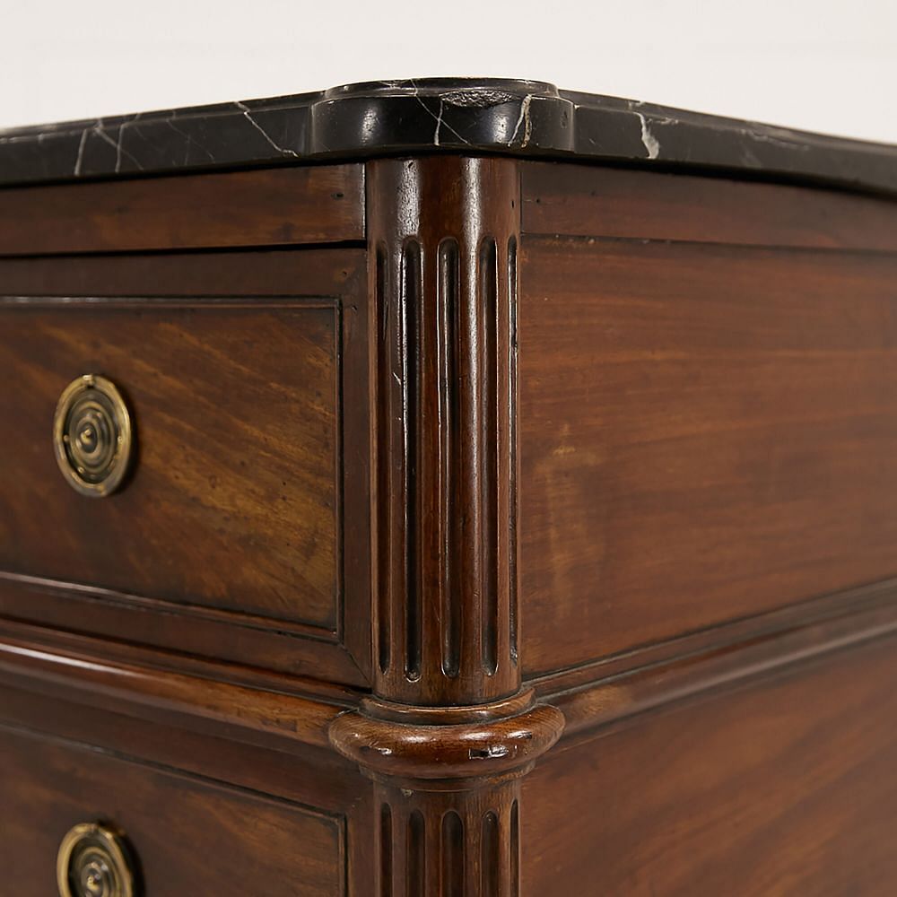Early 19th Century French Mahogany Commode CC068918