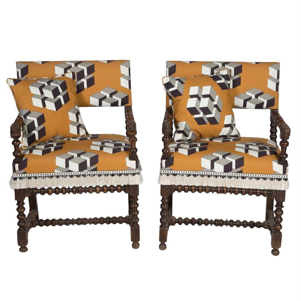 Pair of Armchairs CH2812567